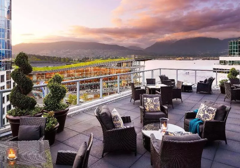 キングサイズベッドのスタンダードルーム, Fairmont Waterfront