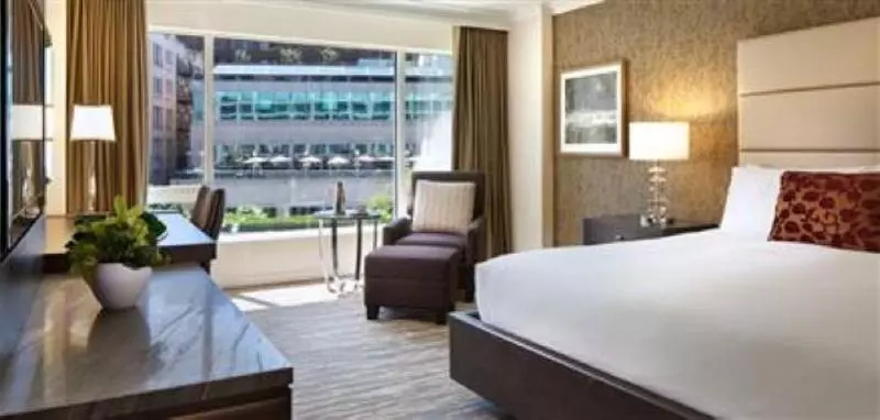 キングサイズベッドのスタンダードルーム, Fairmont Waterfront