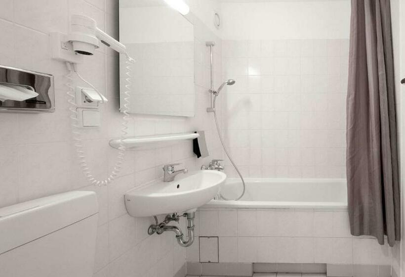 اتاق استاندارد سه نفره, Berlin Lichtenberg