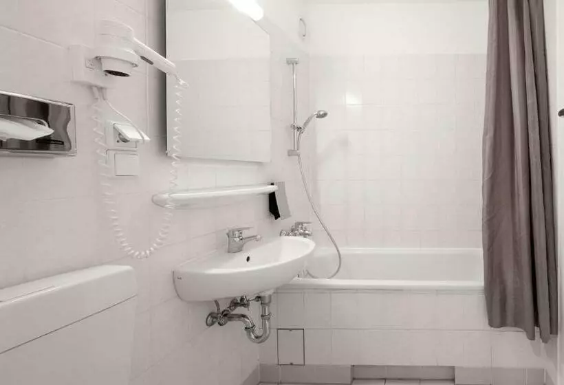 اتاق استاندارد سه نفره, Berlin Lichtenberg