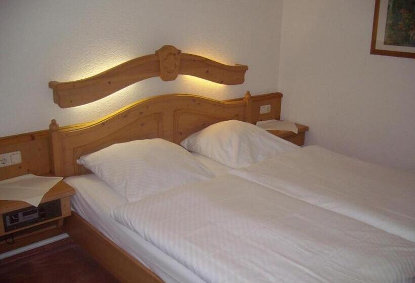 סוויטה, Am Bahnhof