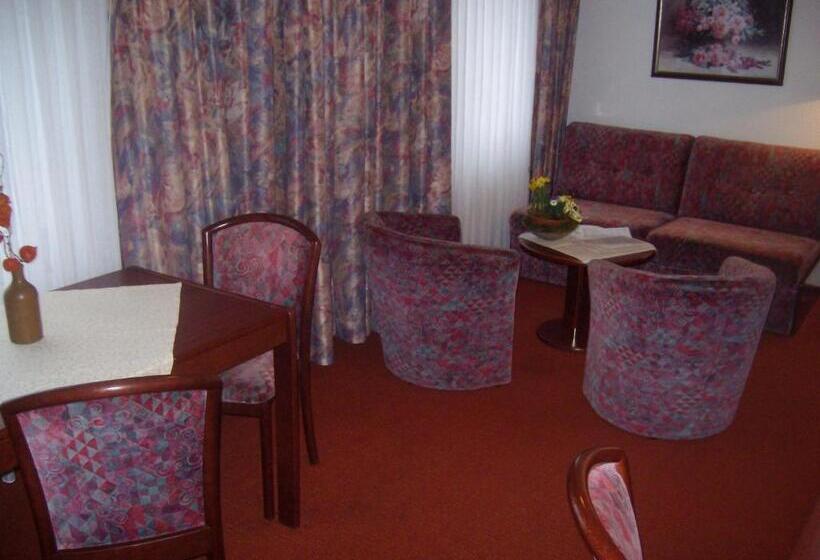 סוויטה, Am Bahnhof