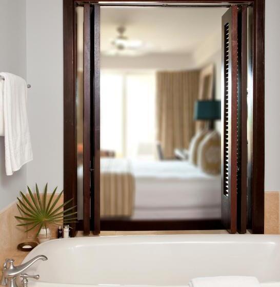 سوییت جونیور لوکس, Grace Bay Club