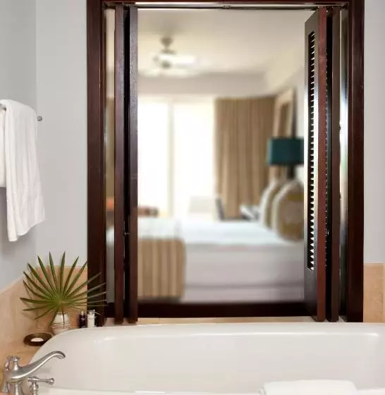 سوییت جونیور لوکس, Grace Bay Club