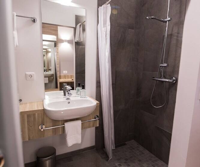 اتاق استاندارد یک نفره, Laugarbakki