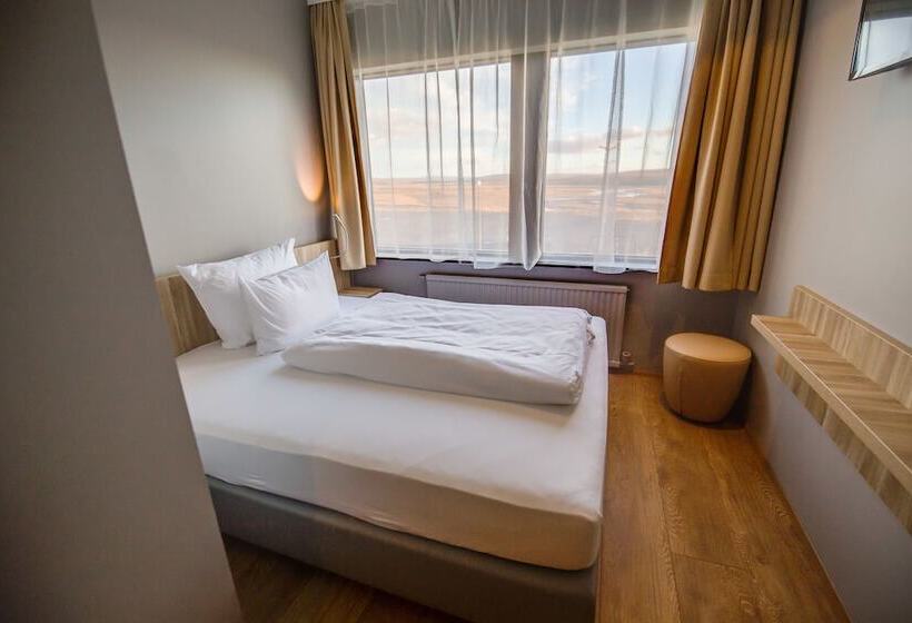 اتاق استاندارد یک نفره, Laugarbakki