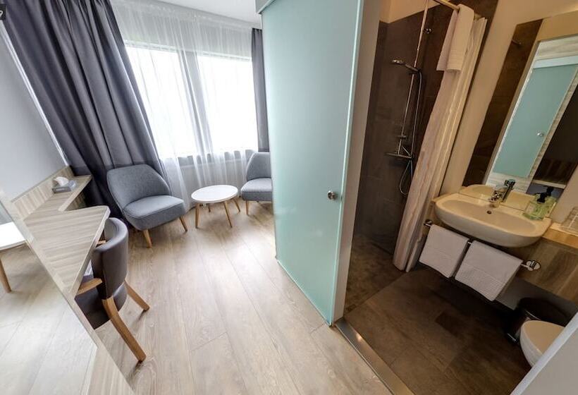 اتاق استاندارد سه نفره, Laugarbakki