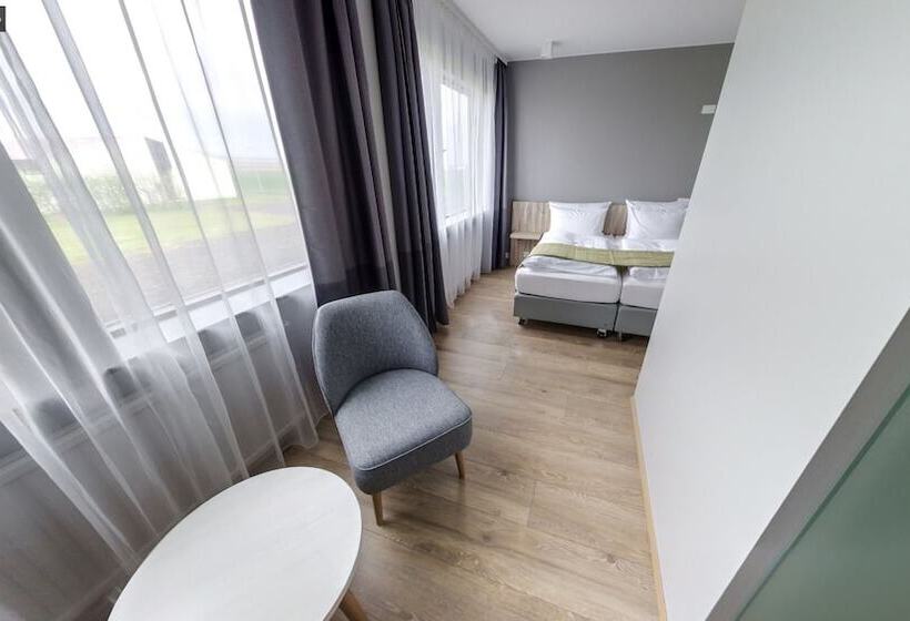 اتاق استاندارد سه نفره, Laugarbakki