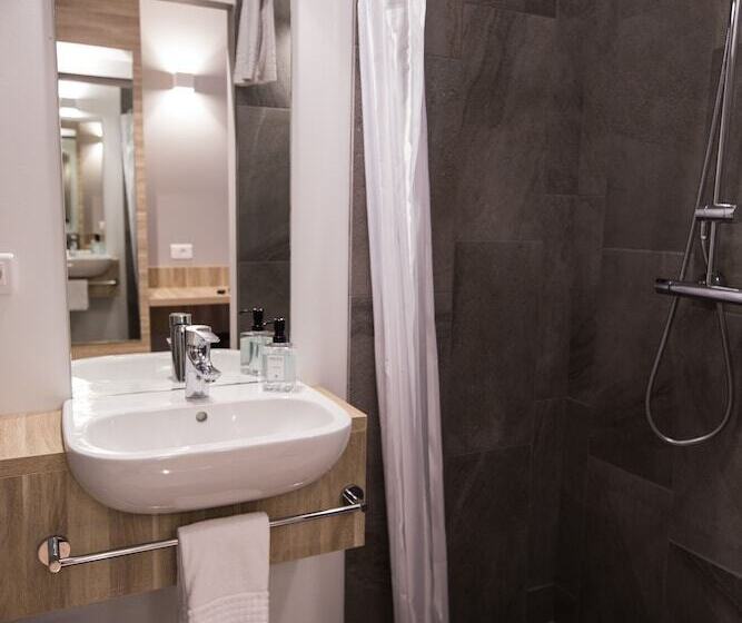 اتاق استاندارد, Laugarbakki