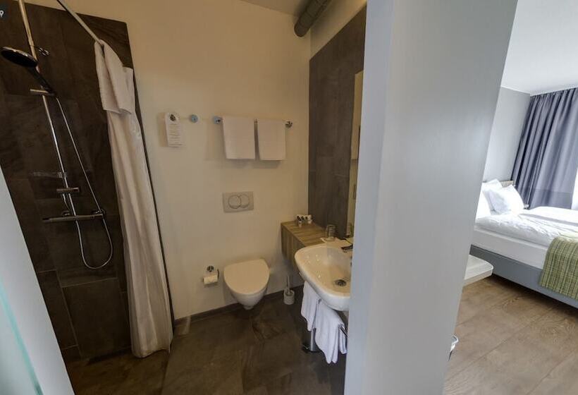 اتاق سوپریور, Laugarbakki