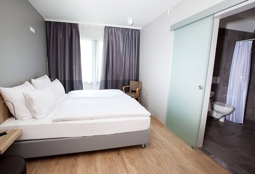 اتاق سوپریور, Laugarbakki