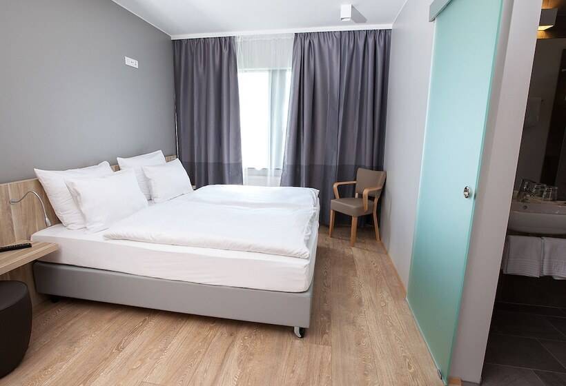 اتاق سوپریور, Laugarbakki