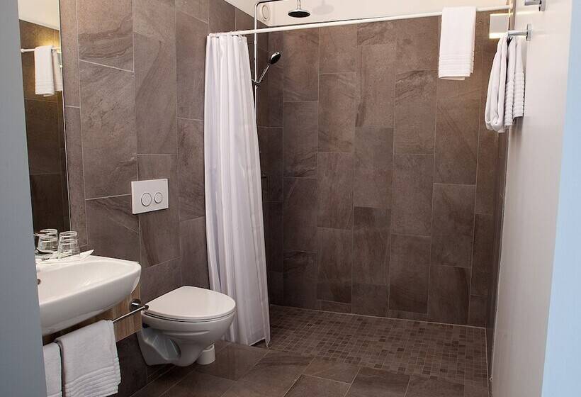 اتاق سوپریور, Laugarbakki