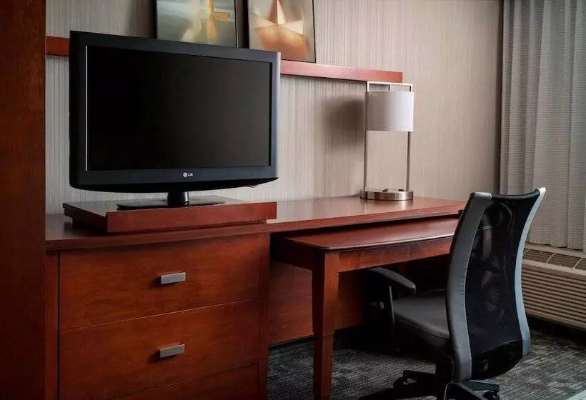 プールの見えるデラックスルーム, Sonesta Select Los Angeles Torrance South Bay