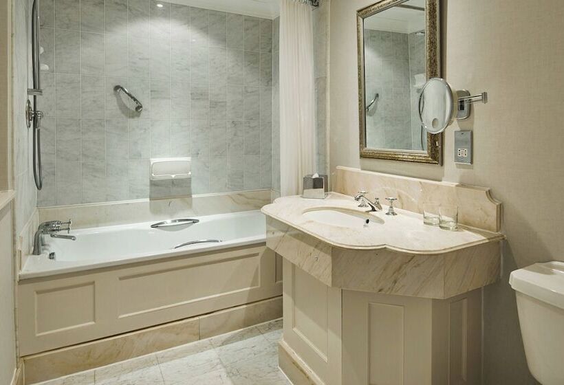 Номер Deluxe, Hanbury Manor Marriott Hotel & Country Club