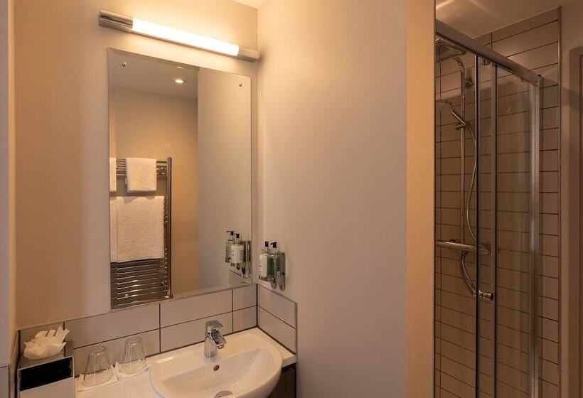 اتاق خانوادگی, Offshore   The Inn Collection Group