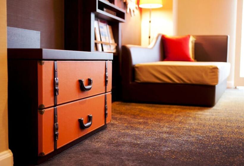 חדר פרמיום, Nikko Alivila