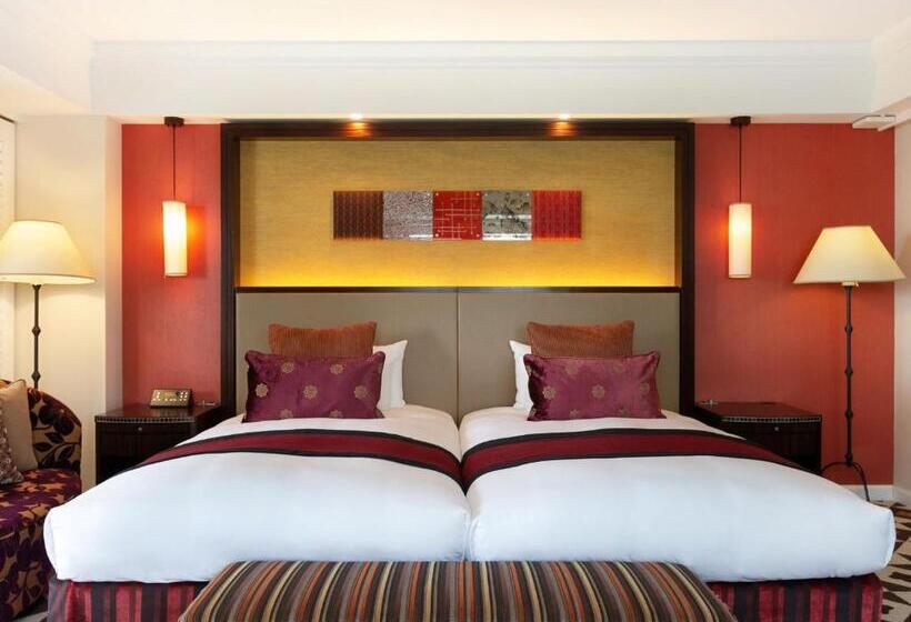 חדר דלוקס, Nikko Alivila