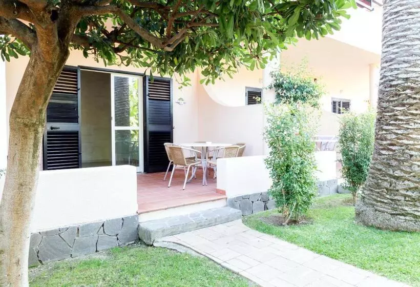 Standard Kolmen Hengen Huone, Villaggio Cala Di Volpe