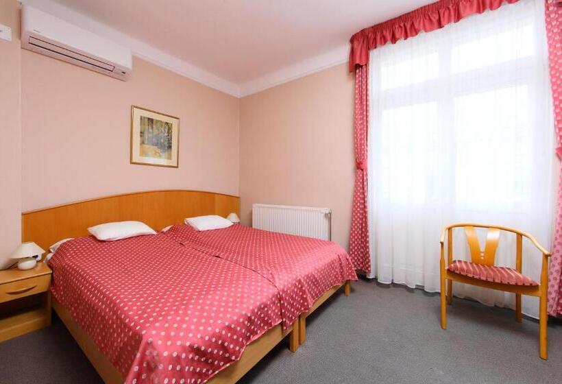 חדר סופריור, Blaha Lujza