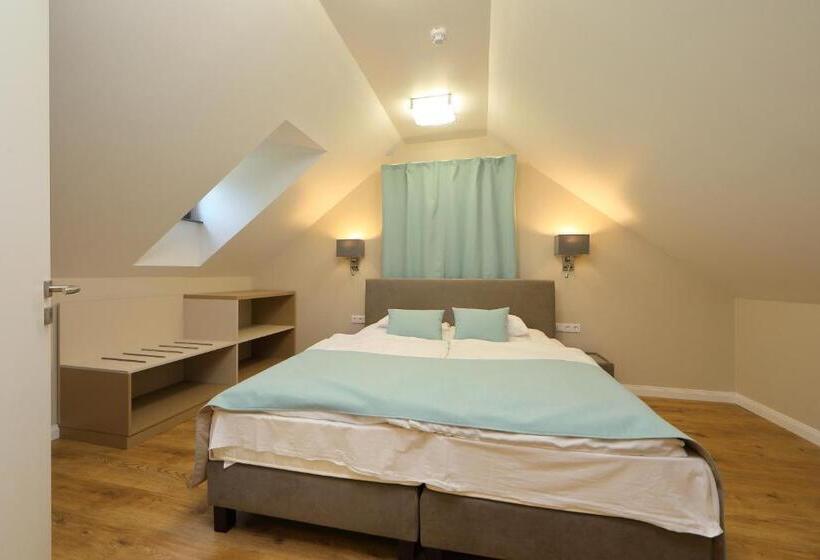 סטודיו משפחתי, Blaha Lujza