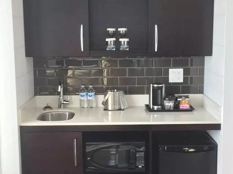 سوئیت با چشم‌انداز, The Hollis Halifax A Doubletree Suites By Hilton