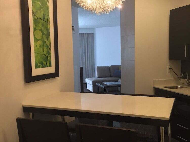 适合残疾人士使用的套间, The Hollis Halifax A Doubletree Suites By Hilton