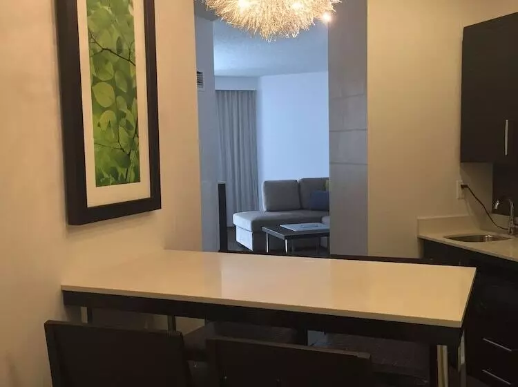 سوئیت برای معلولان, The Hollis Halifax A Doubletree Suites By Hilton