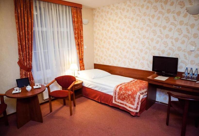 חדר סטנדרט לשלושה, Logos