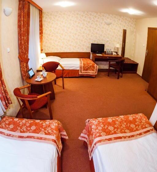 חדר סטנדרט לשלושה, Logos