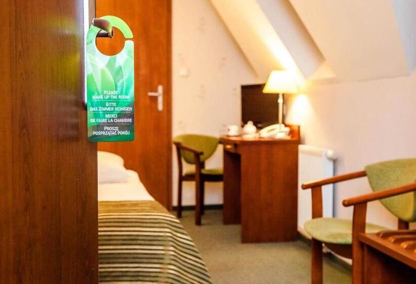 חדר סטנדרט יחיד, Logos