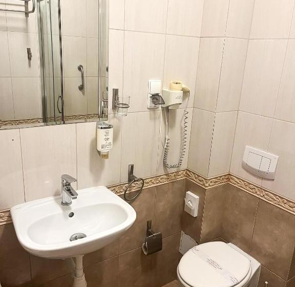 חדר סטנדרט לשלושה, Logos