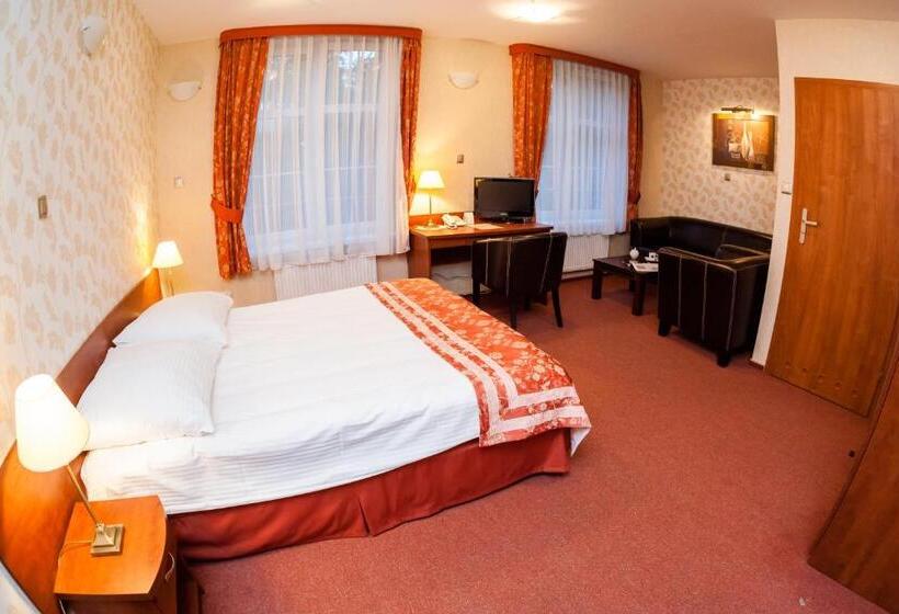 חדר סופריור, Logos