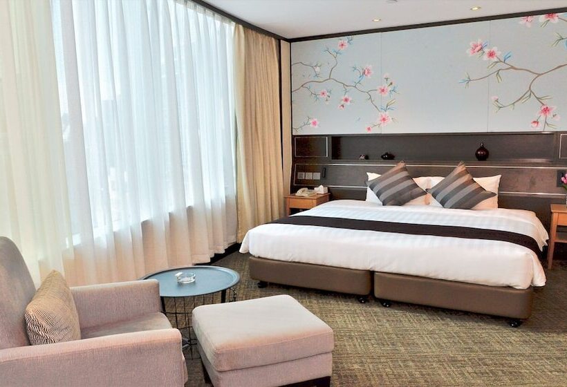 اتاق اجرایی, South Pacific