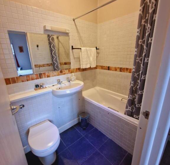 غرفة قياسية سرير كينج, The White House Guest House