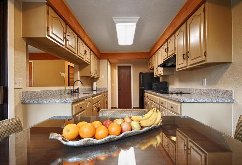 스위트 킹사이즈 침대, Best Western The Inn & Suites Pacific Grove