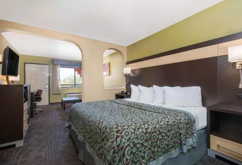 اتاق استاندارد با تخت بزرگ برای معلولان, Days Inn By Wyndham Carlsbad
