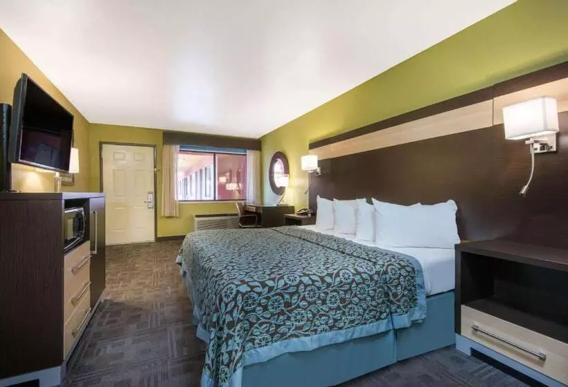 اتاق استاندارد با تخت بزرگ برای معلولان, Days Inn By Wyndham Carlsbad