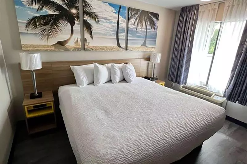 キングサイズベッドのスタンダードルーム, Days Inn By Wyndham Defuniak Springs