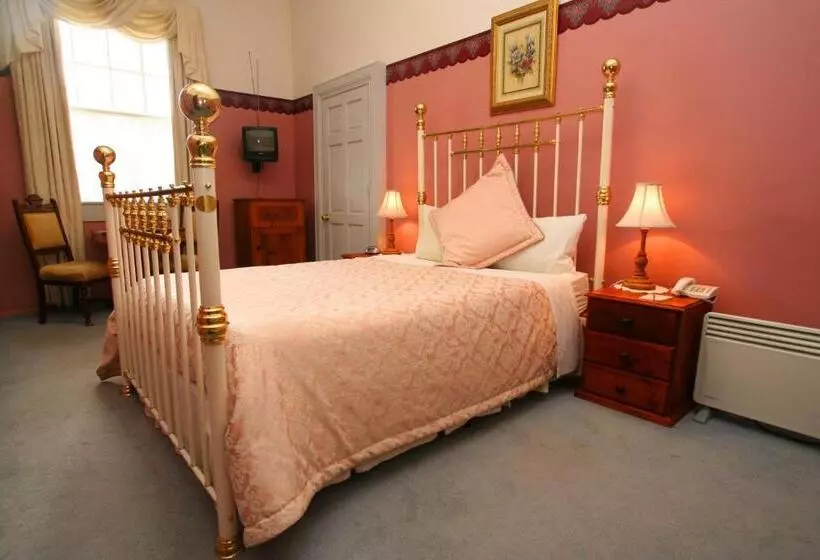 اتاق سوپریور با وان آب گرم, The Lodge On Elizabeth Boutique