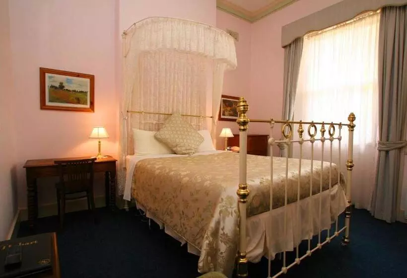 اتاق سوپریور با وان آب گرم, The Lodge On Elizabeth Boutique