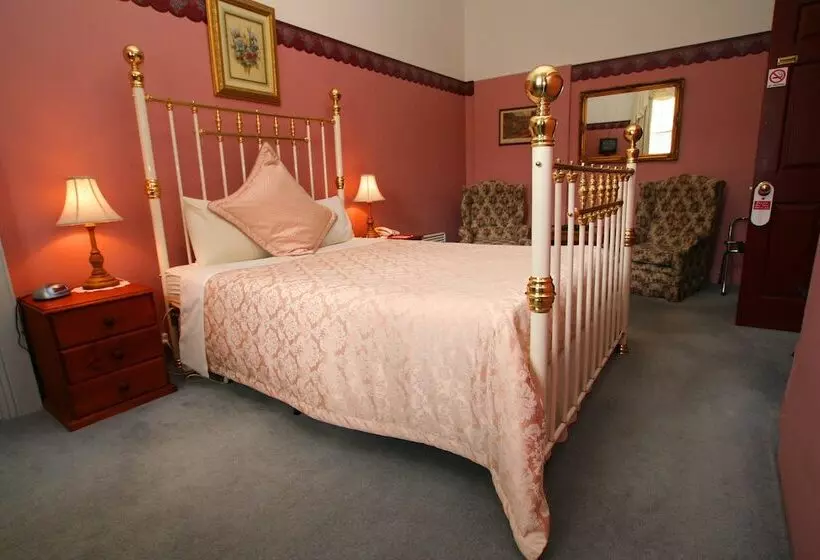 اتاق سوپریور با وان آب گرم, The Lodge On Elizabeth Boutique
