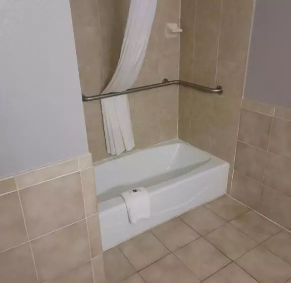 身障者適用キングサイズベッドルーム, Studio 6 Suites Hinesville, Ga