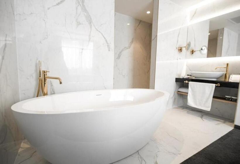 سوییت جونیور, Elegans Hotel Brdo