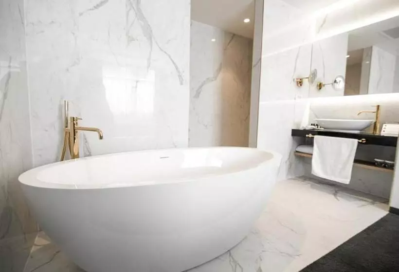 سوییت جونیور, Elegans Hotel Brdo