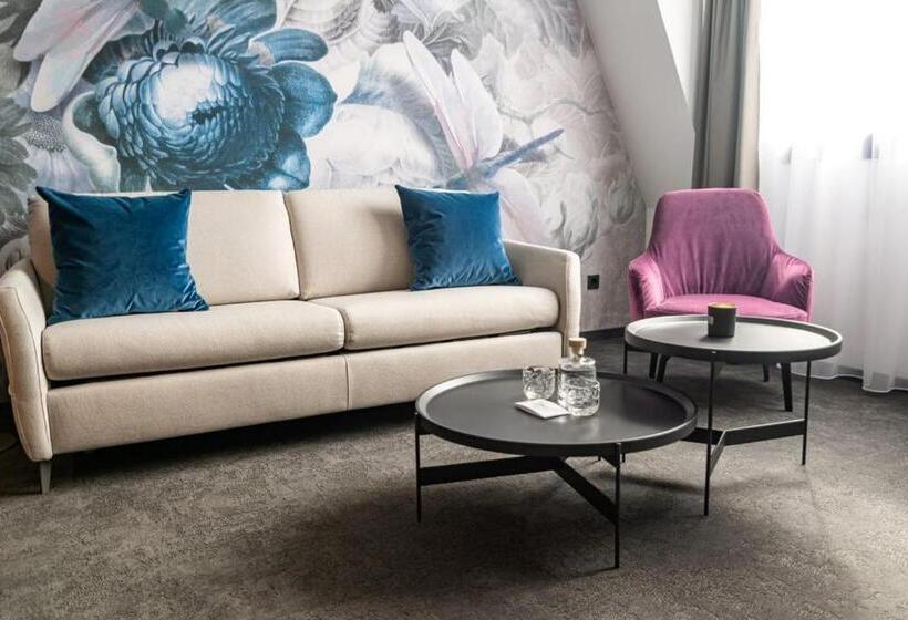 سوییت جونیور, Elegans Hotel Brdo