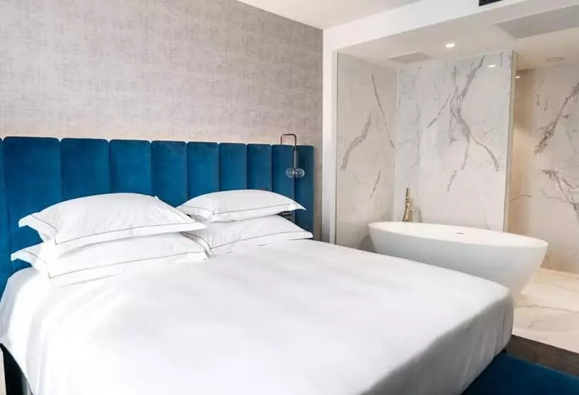 سوییت جونیور, Elegans Hotel Brdo