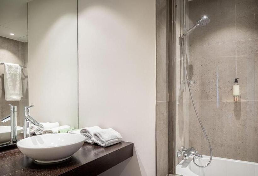 컴포트 트리플 룸, Chamade