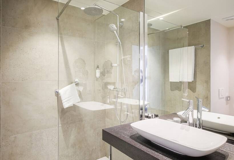 컴포트 트리플 룸, Chamade