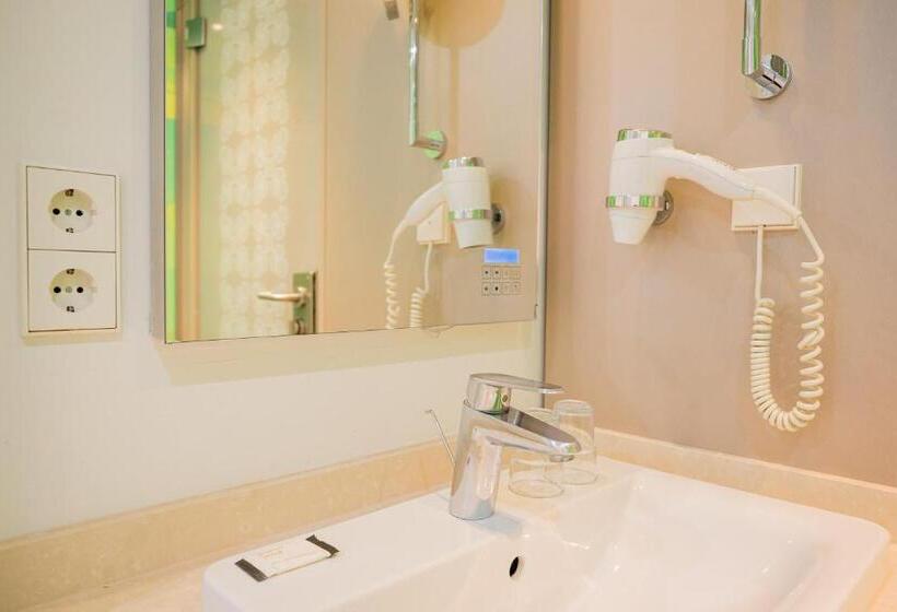 اتاق لوکس با بالکن, Homaris West Side